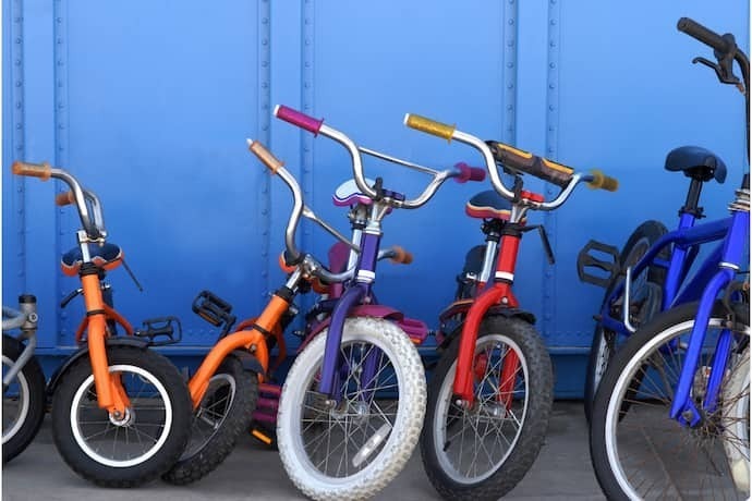 Várias bicicletas infantis