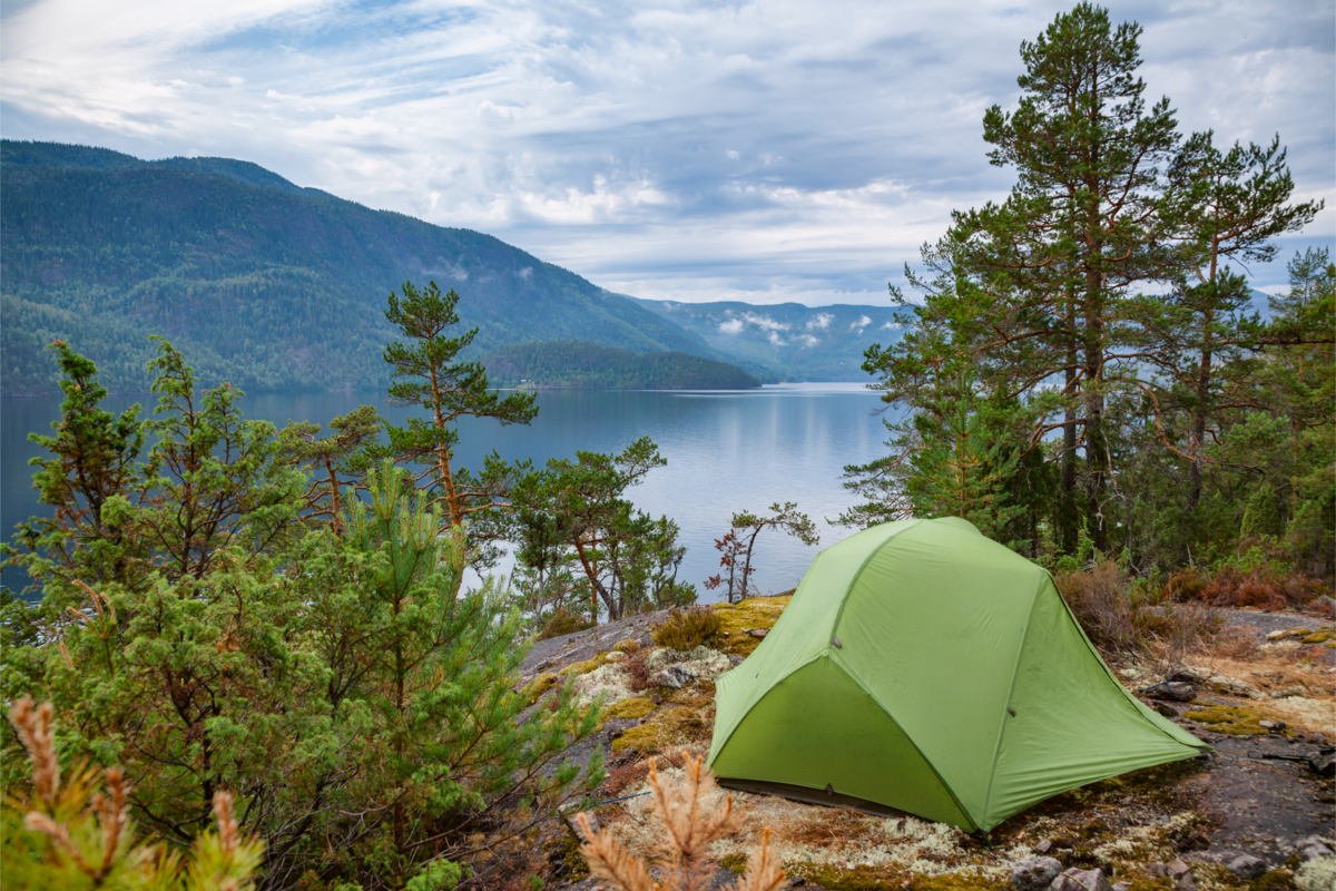 Tenda de acampamento com vista para o lago