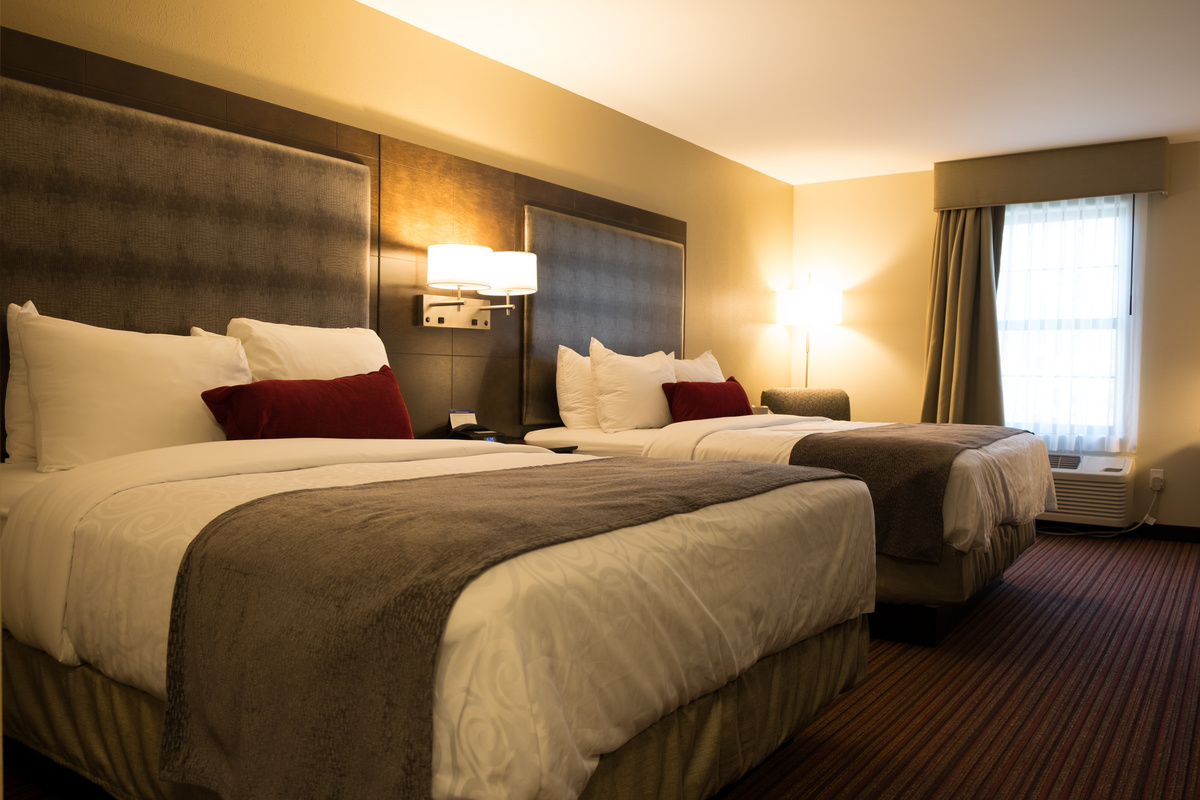 Um quarto de hotel com duas camas