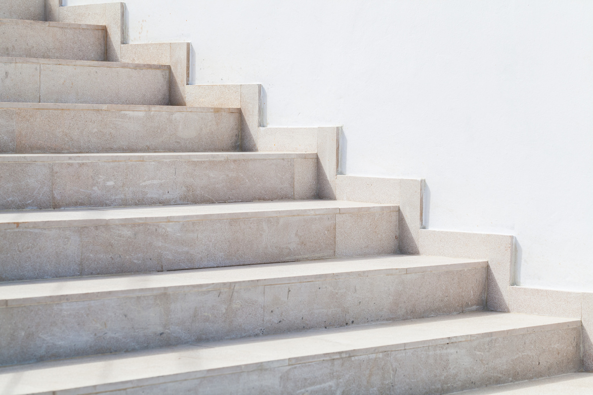 Degraus de uma escada com revestimento de concreto branco