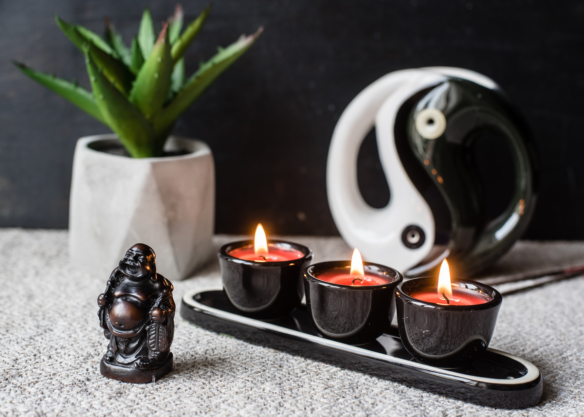 Composição com símbolos budistas: yin yang, tartarugas, elefantes, velas aromáticas, rosários e sinos