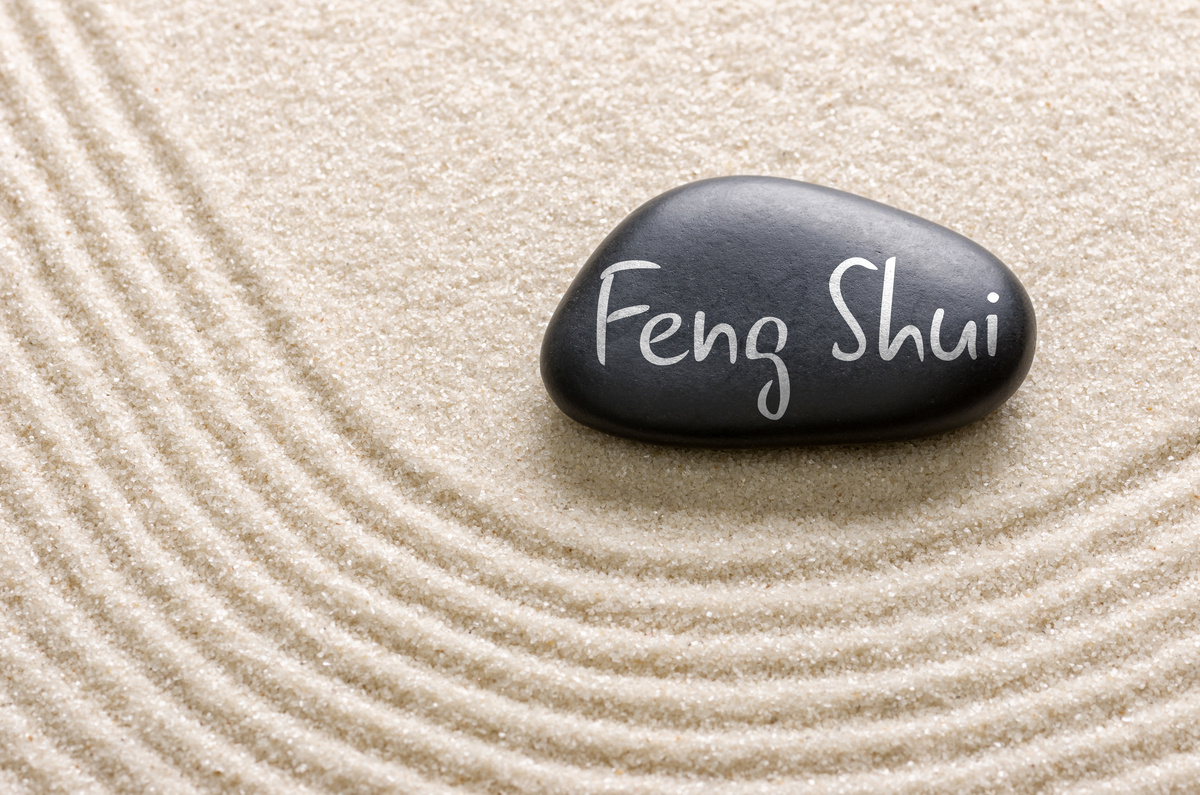 Uma pedra escrita Feng shui em uma mesa