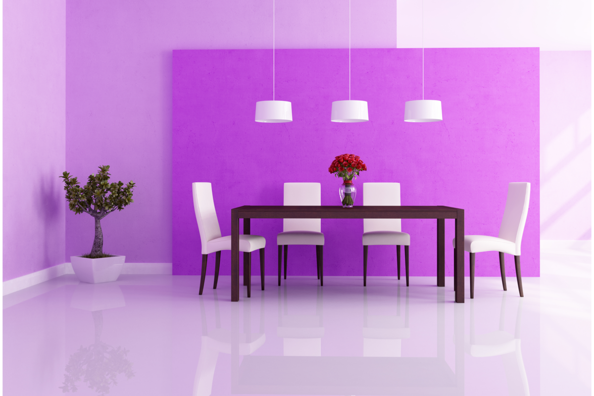 Uma sala de jantar com uma parede roxa, mesas e cadeiras de madeira e no canto um vaso com uma planta