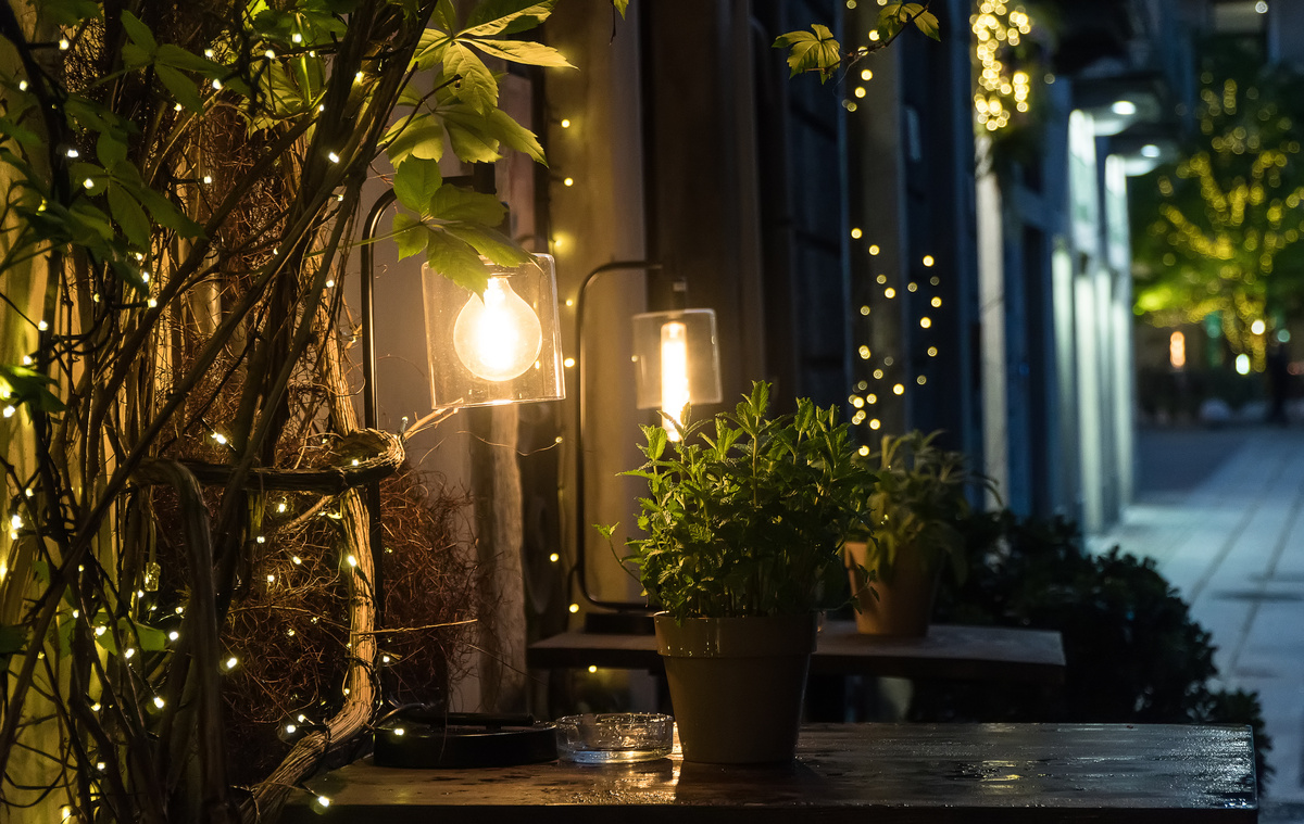 Linda lâmpada vintage no jardim à noite