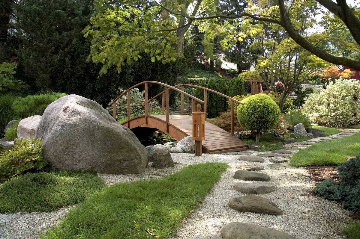 Um jardim japonês com ponte