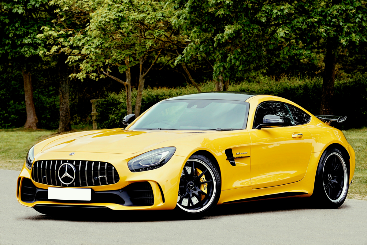 Uma Mercedes-Benz amarela 