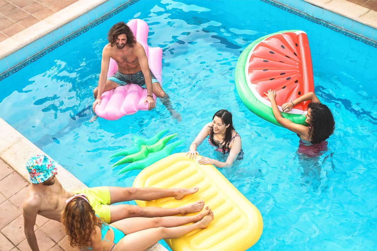 Pessoas sobre boias com tema de verão em pool party