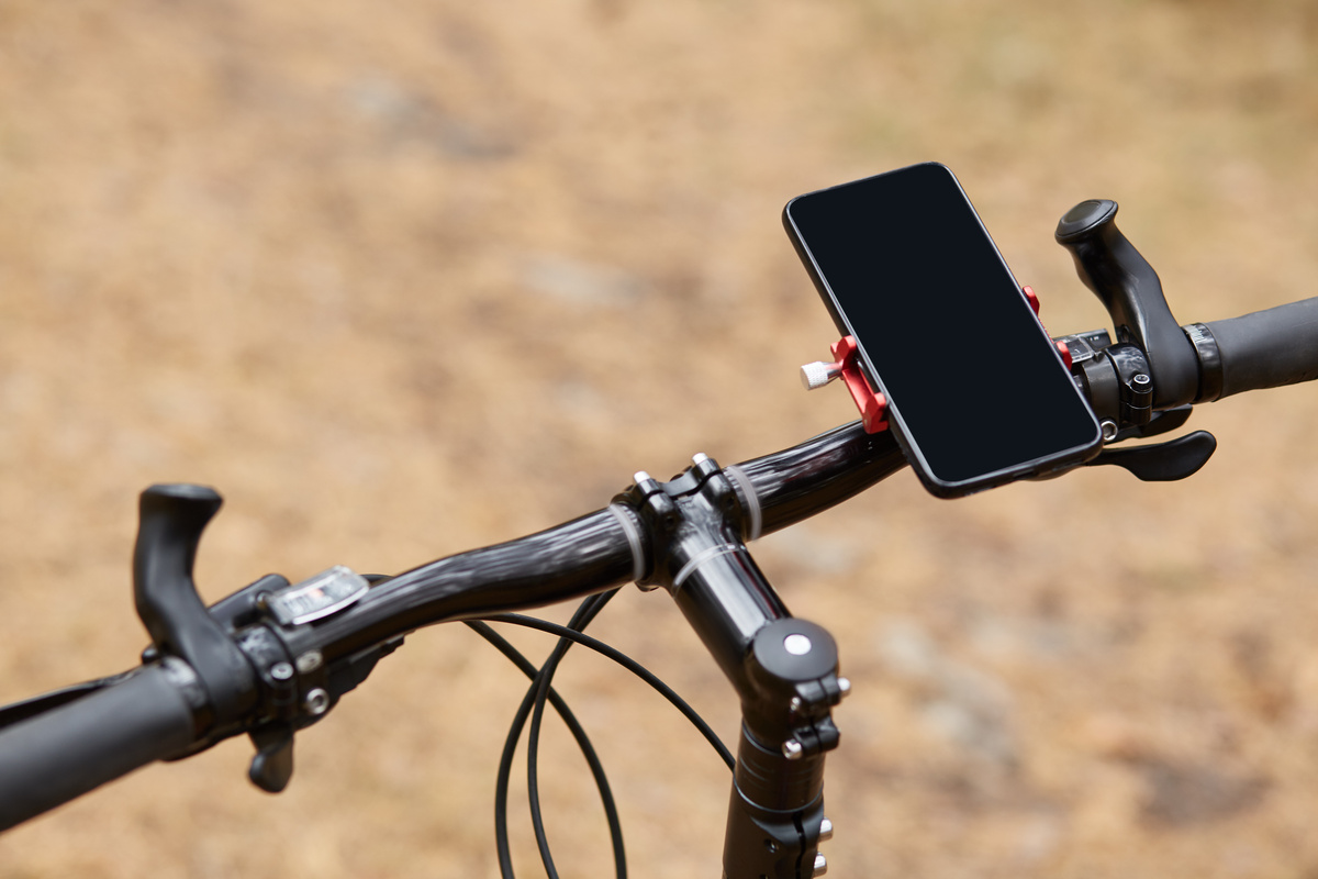 Guidão de bicicleta com um celular preso
