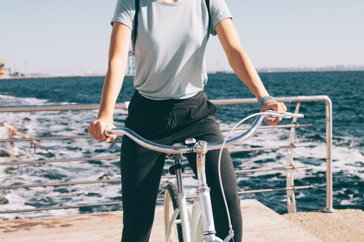 Uma mulher segurando guidão de bicicleta Cruiser