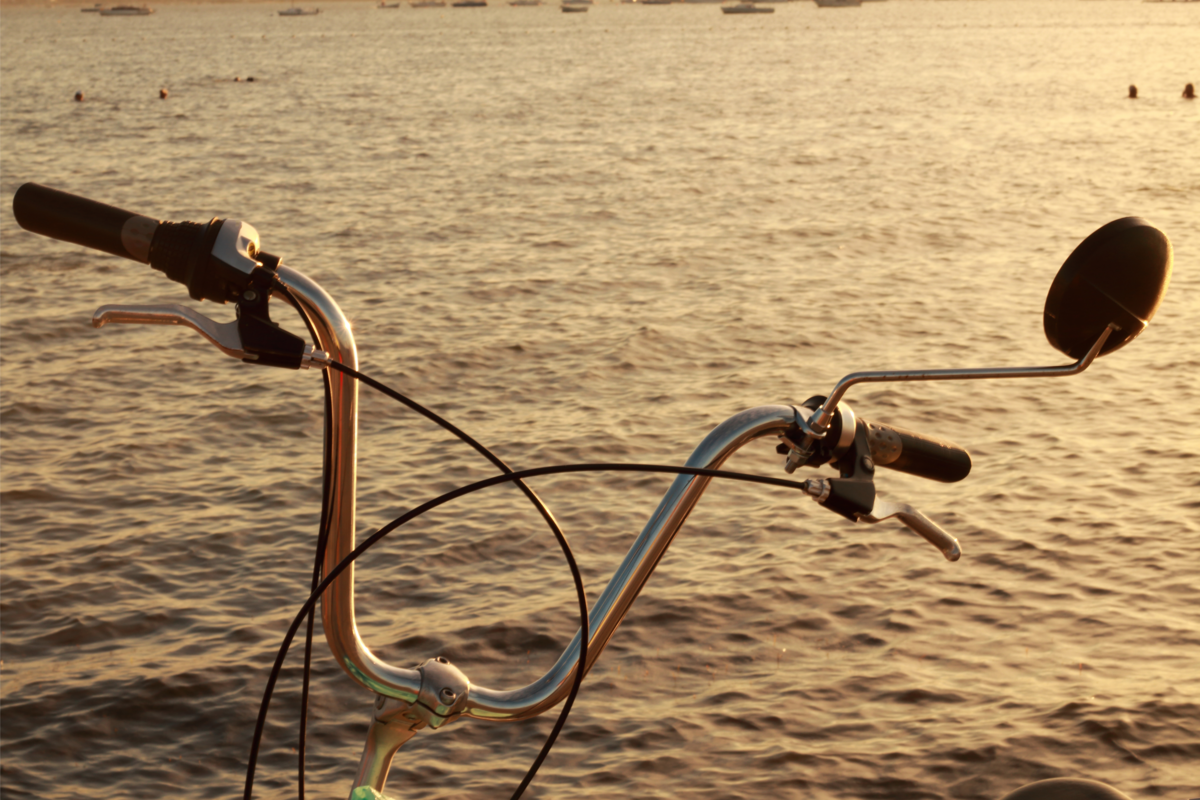 Guidão de bicicleta mustache e a vista do mar