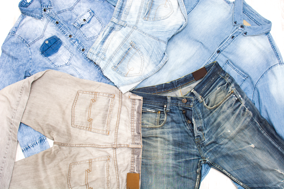 Várias roupas diferentes jeans 