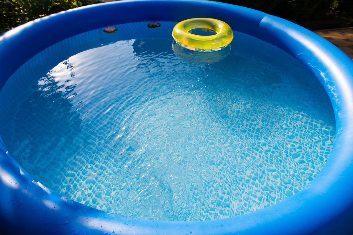 Uma piscina inflável e redonda cheia de água e duas bóias