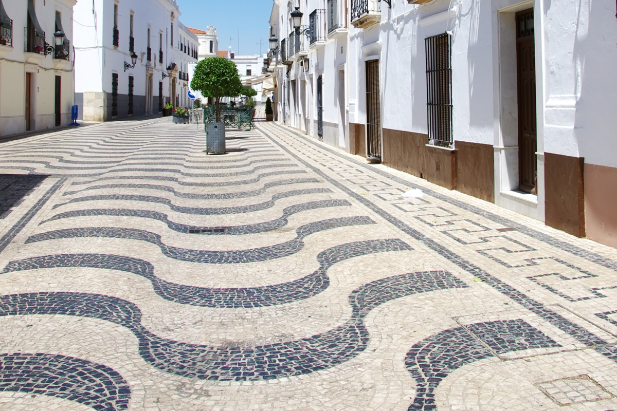 Calçada portuguesa na praça da cidade de Olivença.