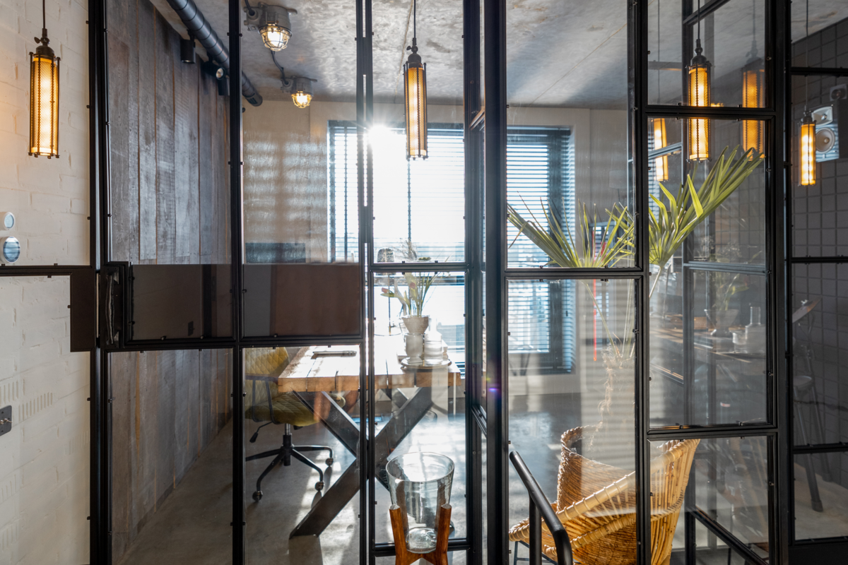 Divisória de vidro para o escritório doméstico em estilo loft