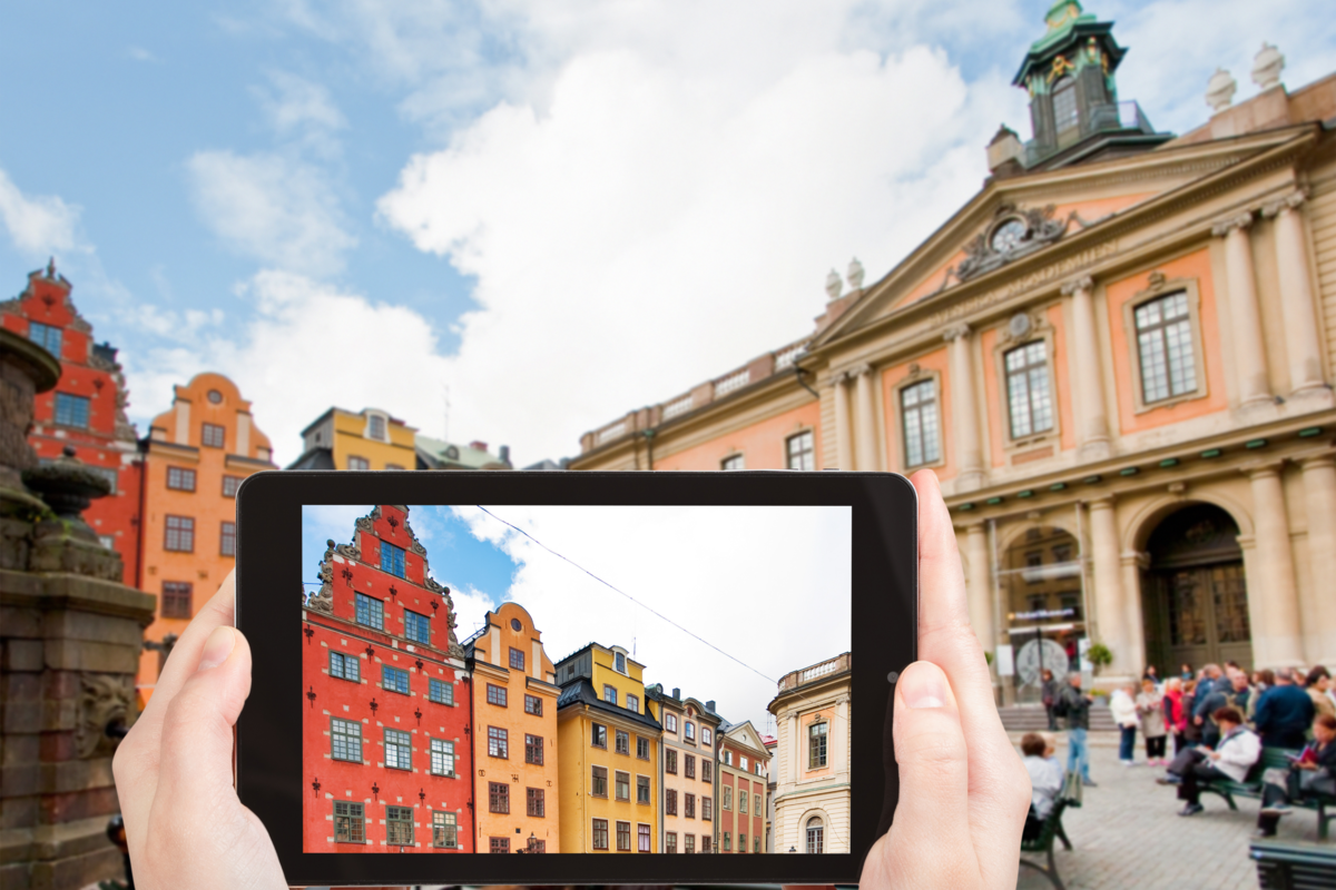 Turista tirando foto Praça Stortorget em Estocolmo