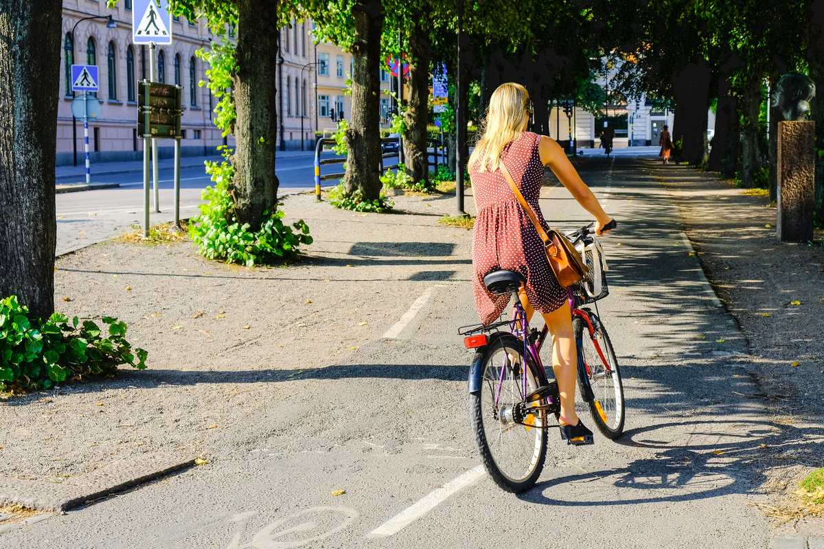 Mulher andando de bicicleta no centro de Estocolmo