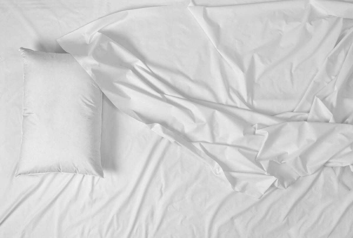 cama com lençol branco