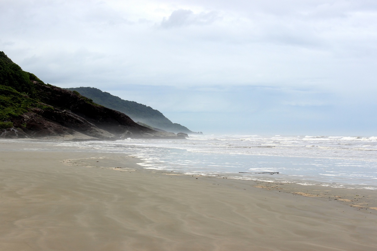 Praia com céu nublado em Peruíbe 