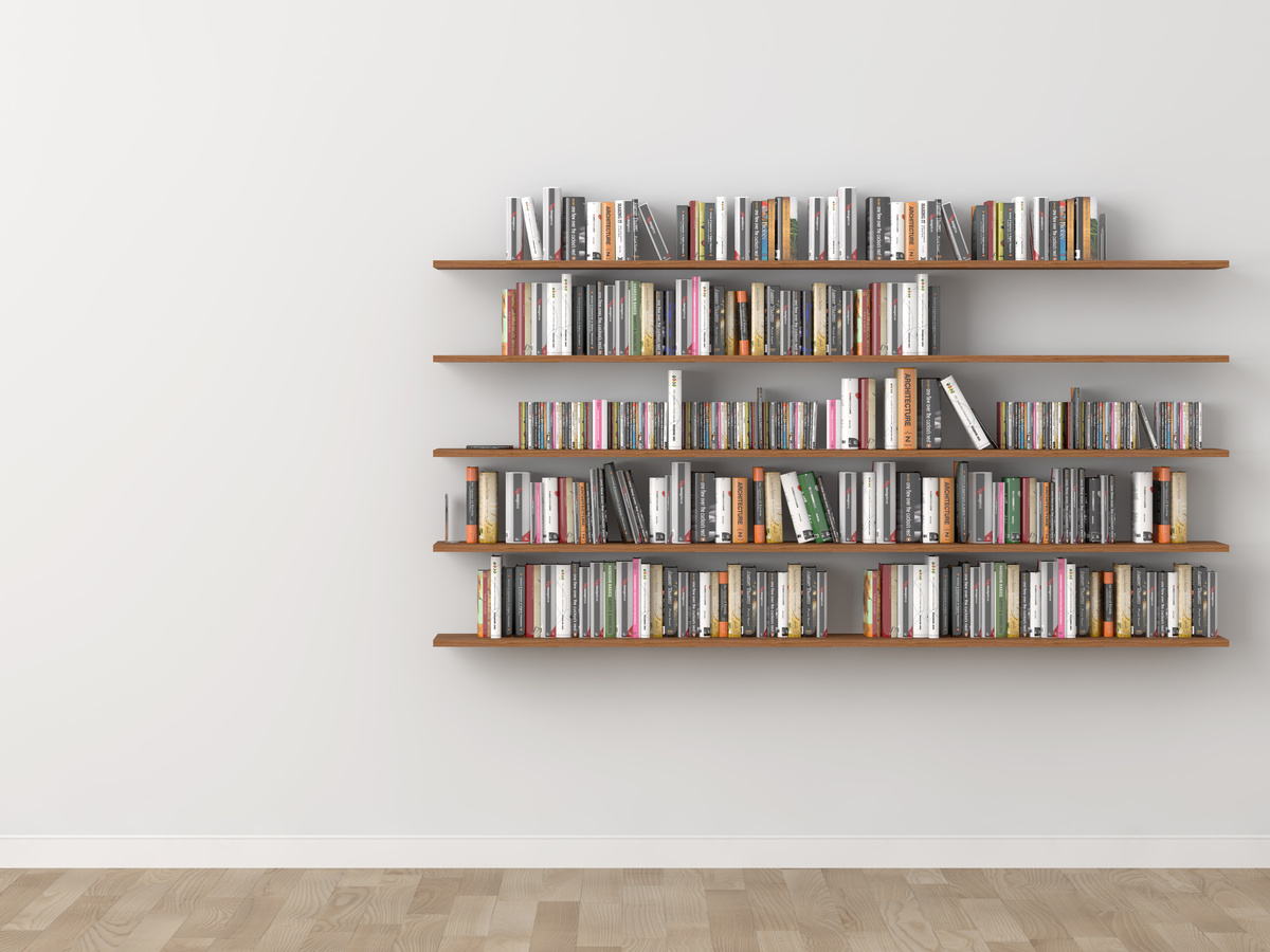 Várias prateleiras presas na parede com vários livros 