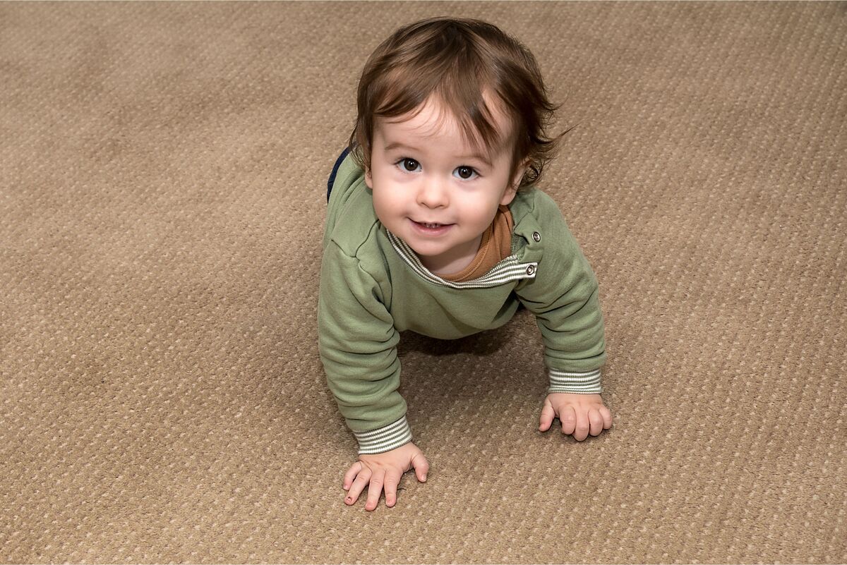 Criança em piso com carpete 