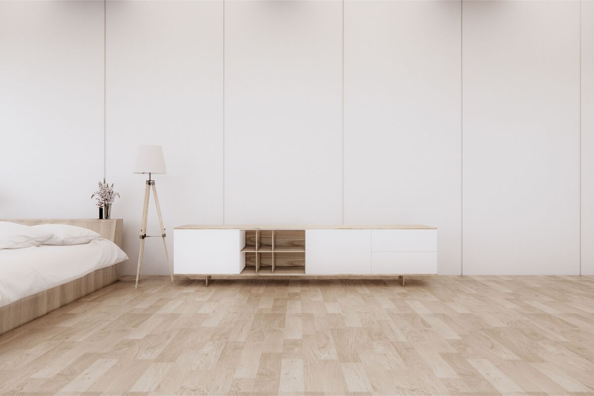 Quarto moderno com piso de madeira clara 