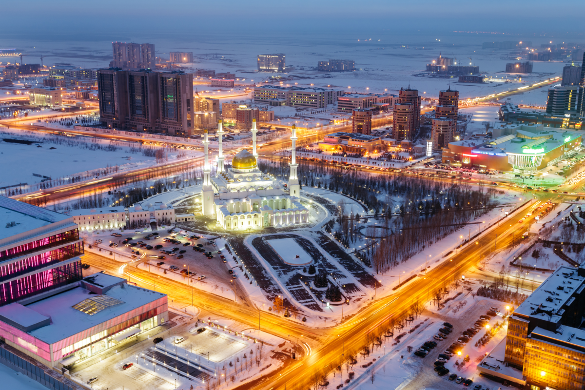 Vista de cima da mesquita noturna de Nur Astana em Astana.