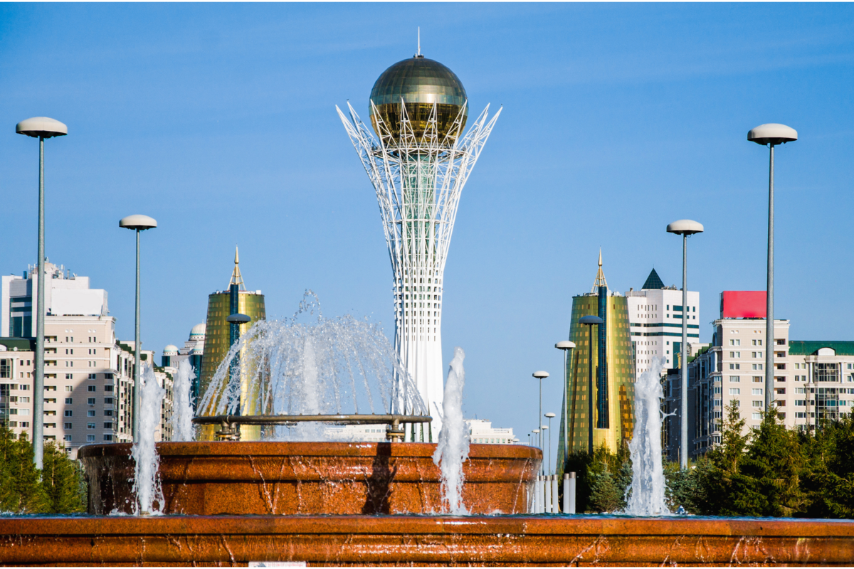 Monumento de Bayterek é uma torre de observação em Astana.
