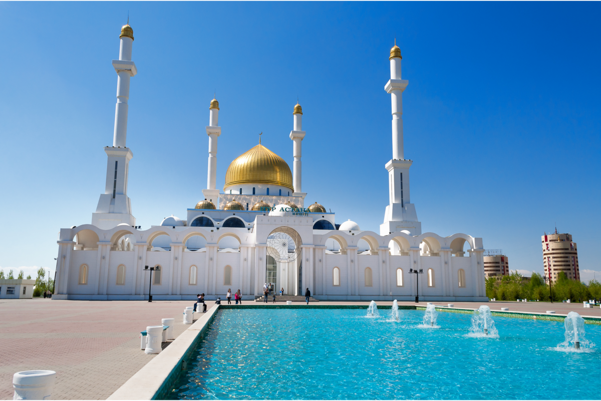 Bela vista do Nur-Astana Mosque durante o dia e com visitantes.