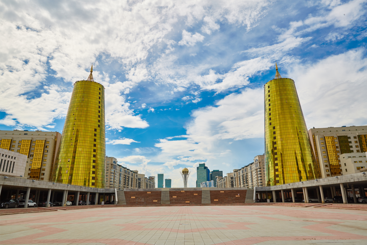 As duas torres douradas na cidade Astana, Cazaquistão - Baiterek.