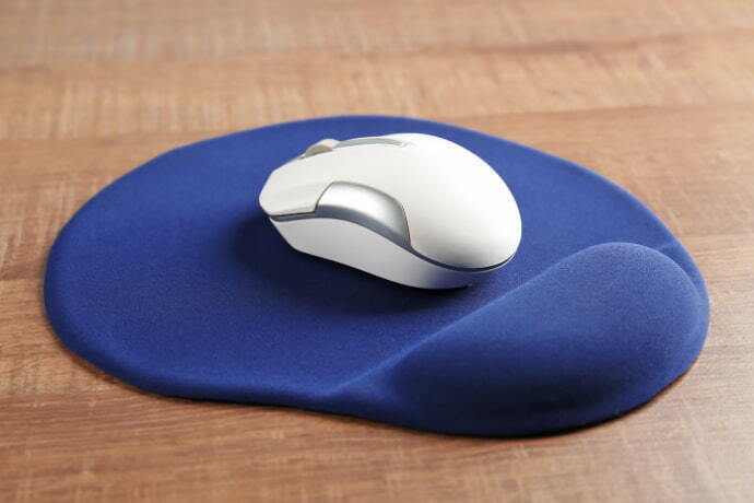 Mouse sem fio sobre mouse pad