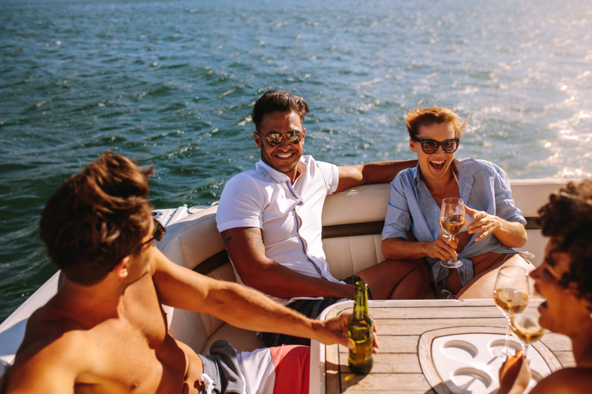 Amigos bebendo em um barco