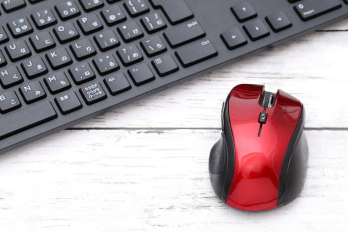 Mouse sem fio ao lado de teclado