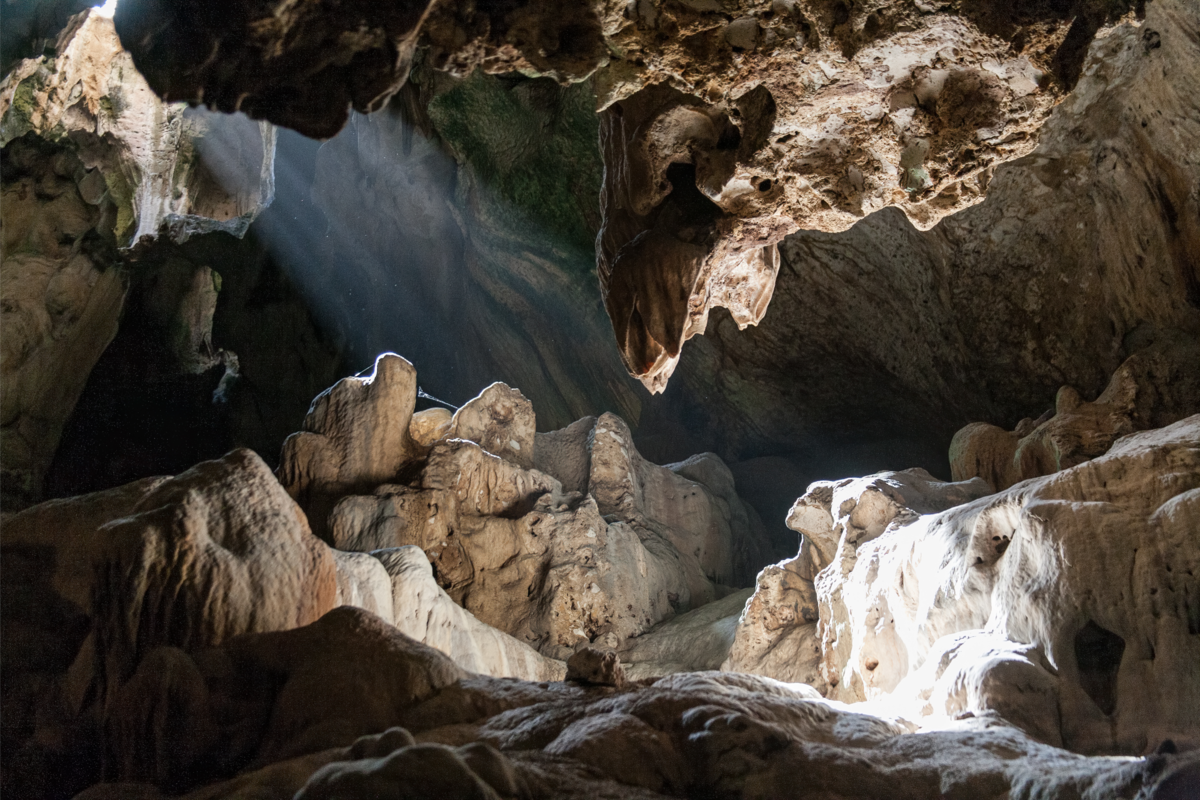 Caverna Hato com luz entrando em alguns brechas