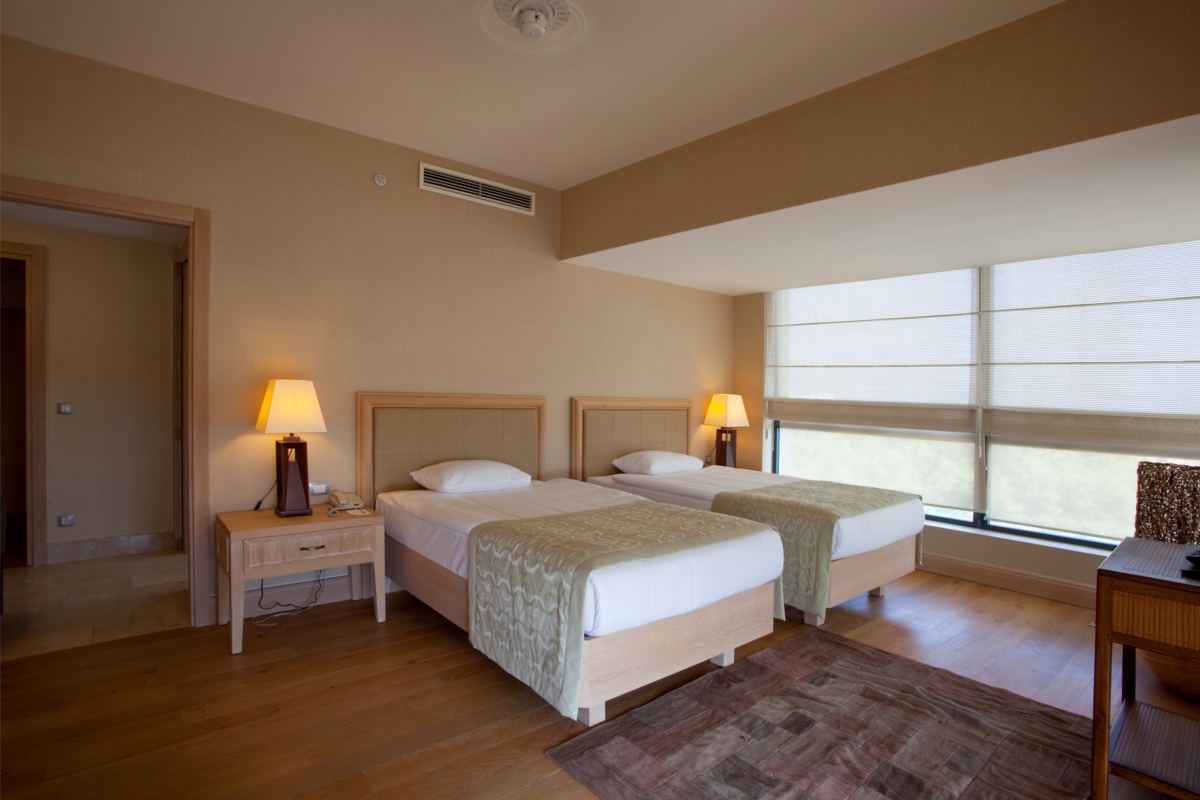 Um quarto de hotel com camas 