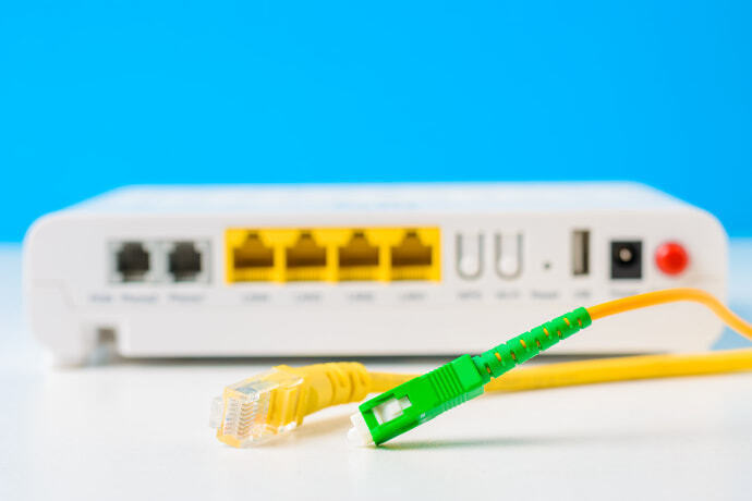 Cabos de fibra ótica e de rede com roteador sem fio de Internet