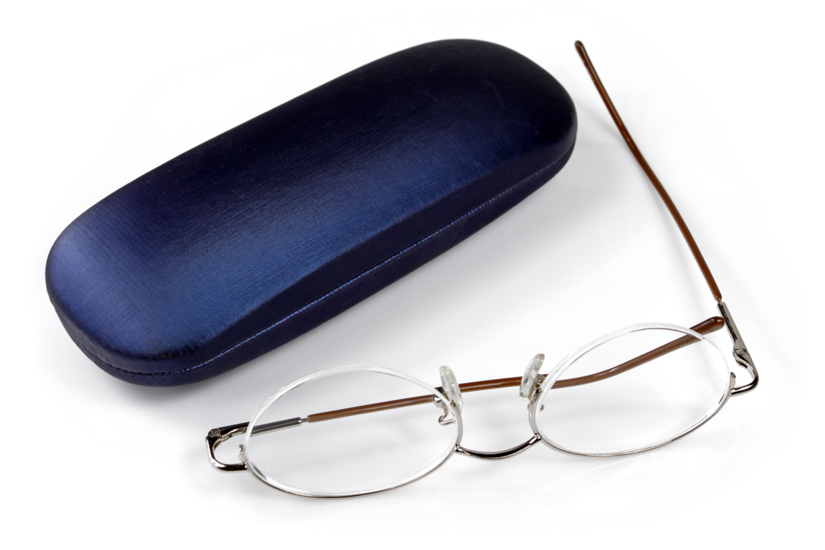 Caixinha de óculos e óculos em um fundo branco