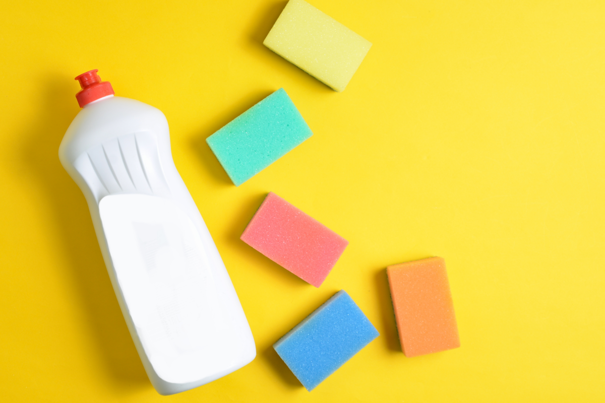 Detergente e esponjas