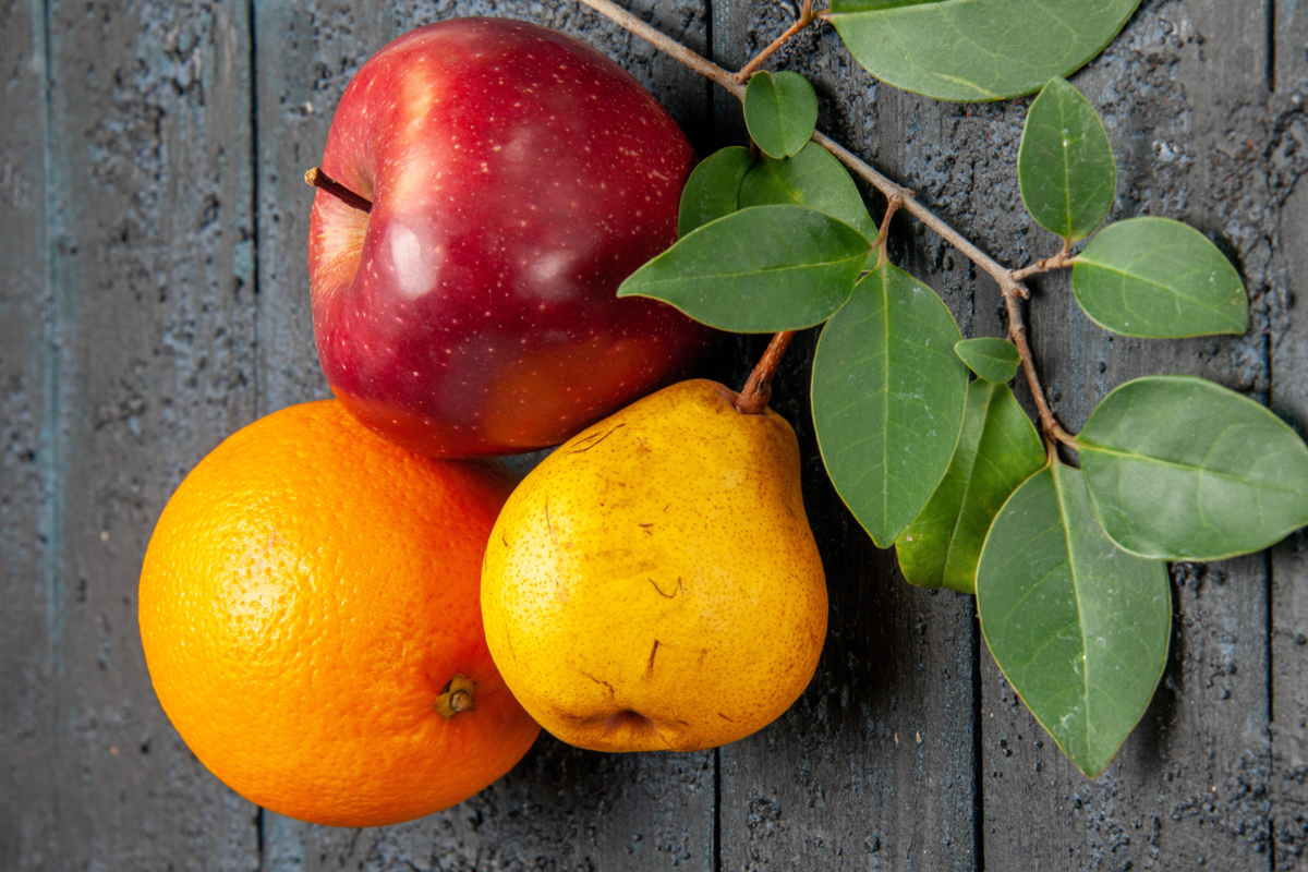 Vista frontal Frutas frescas Maçã, pera e laranja em fundo escuro