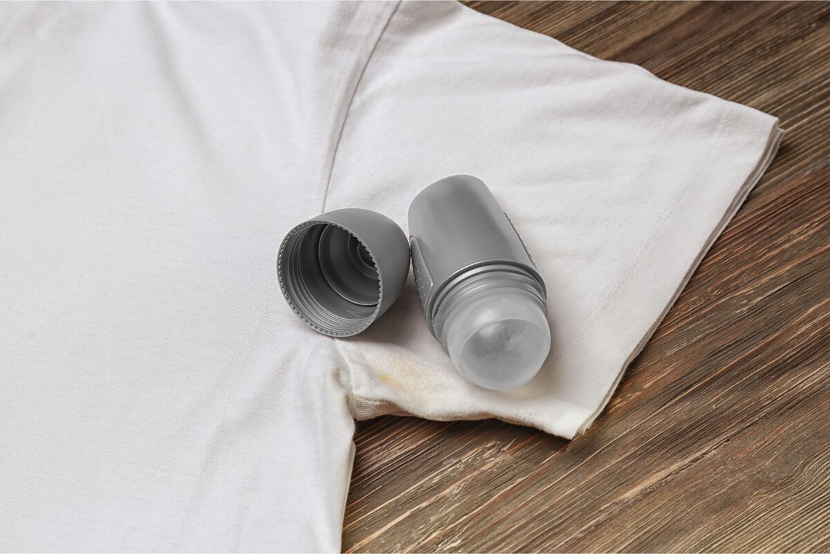 Camiseta branca com mancha de desodorante 