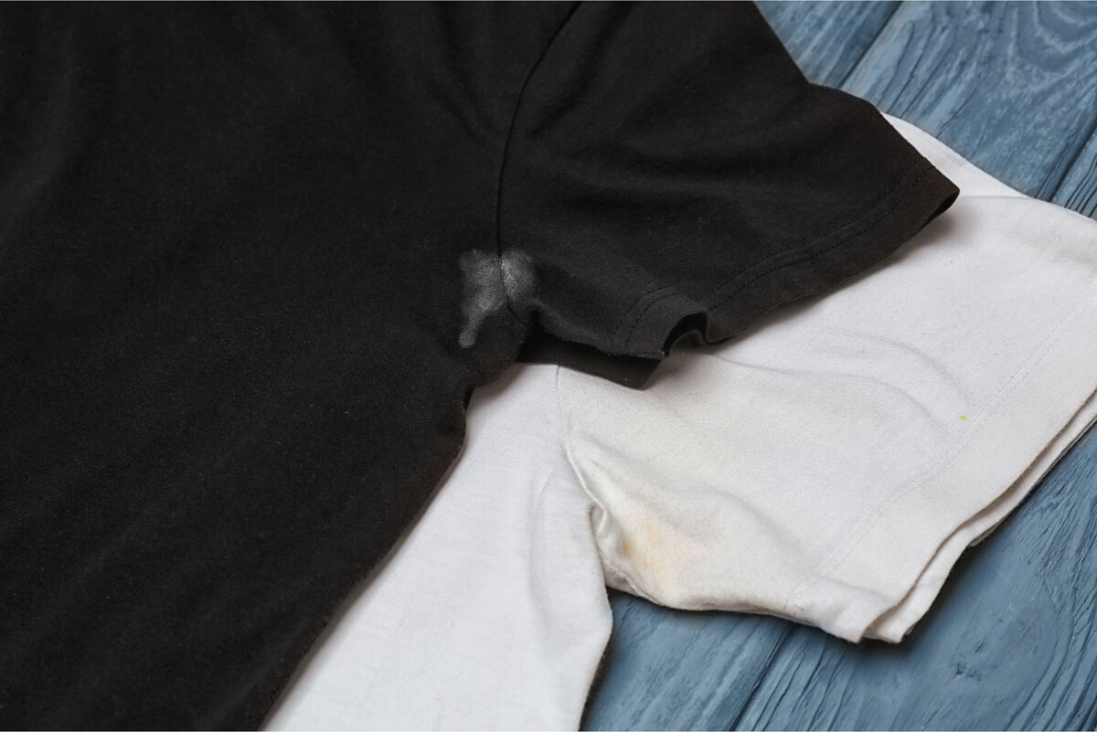 Camisetas branca e preta com manchas de desodorante 