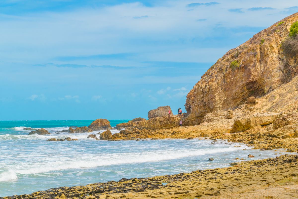 Bela Praia Malhada de Jericoacoara repleta de rochas.