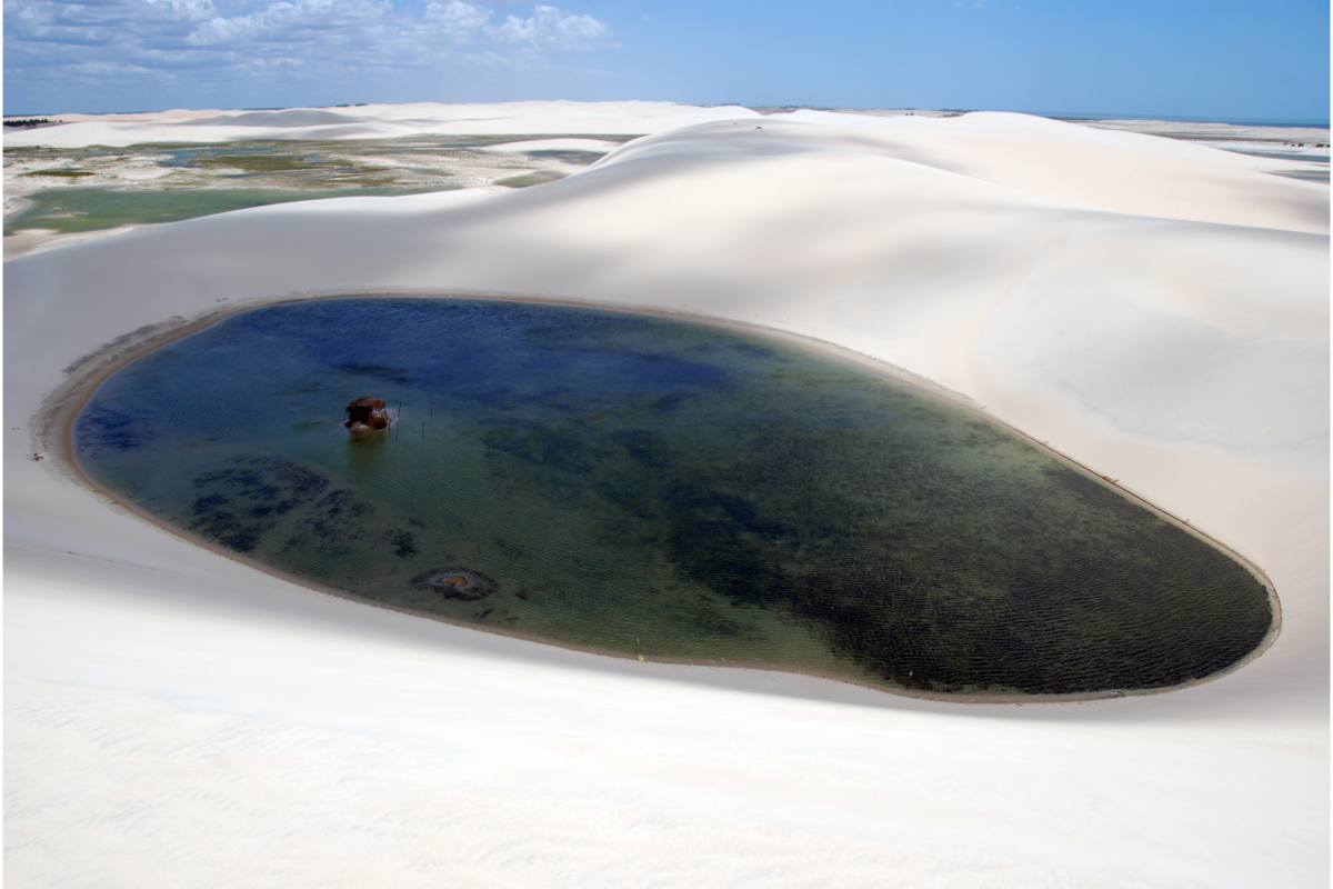 Dunas de areia e uma lagoa no centro em Tatajuba.