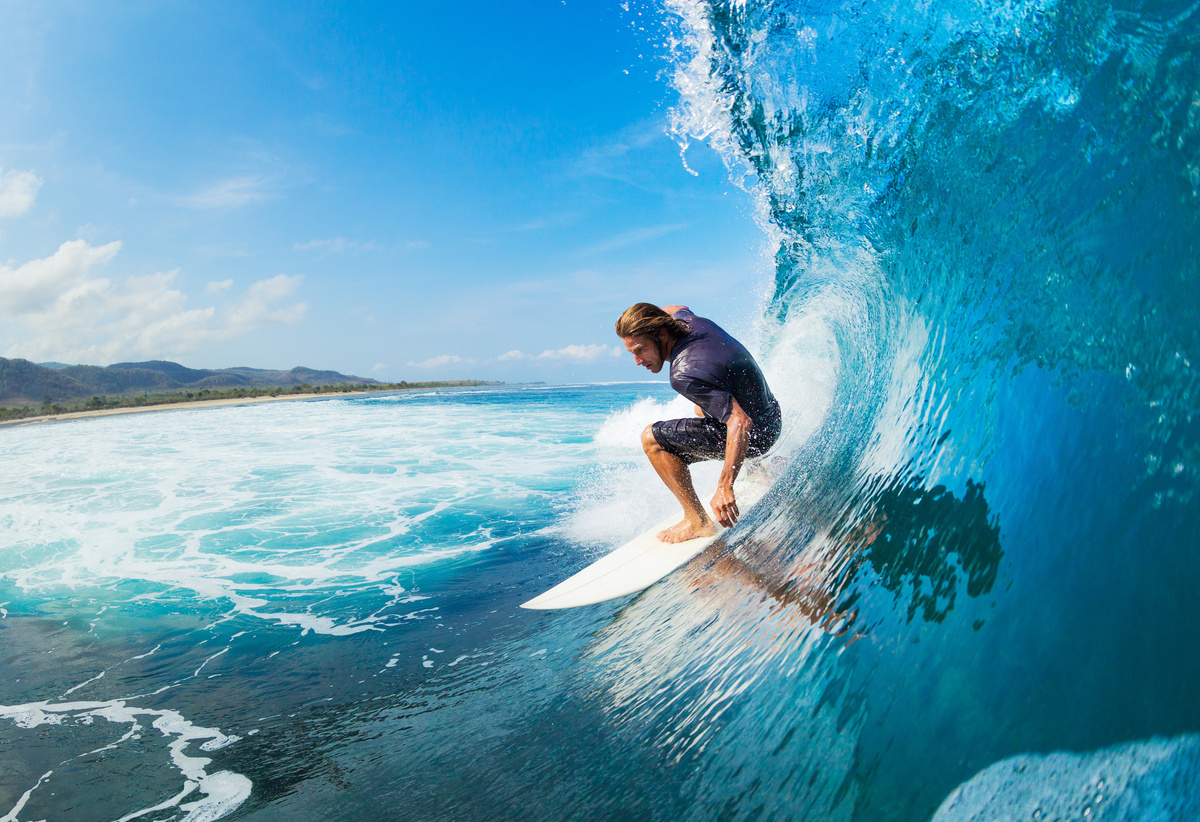 Um surfista pegando uma onda 