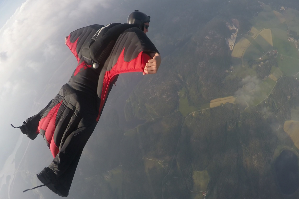 Alguém no céu praticando Wingsuit