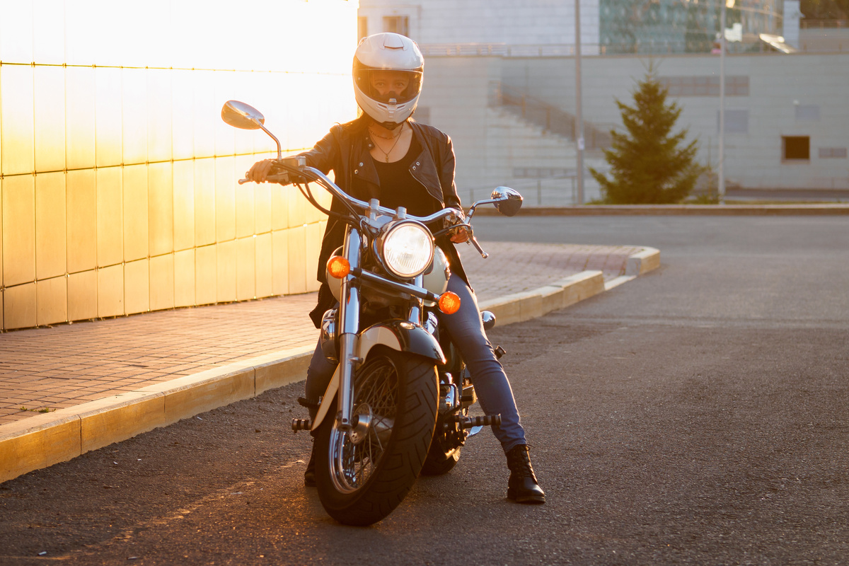 Uma mulher em uma moto
