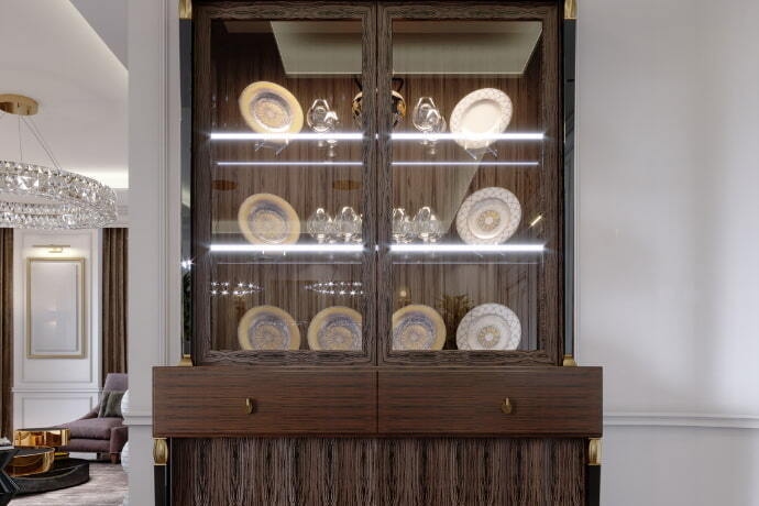 Cristaleira com pratos nas prateleiras e iluminação em estilo clássico moderno.