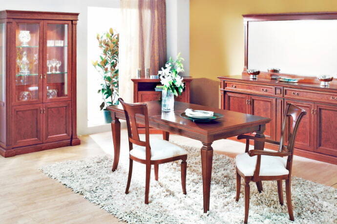 Sala de jantar chique com móveis de madeira.