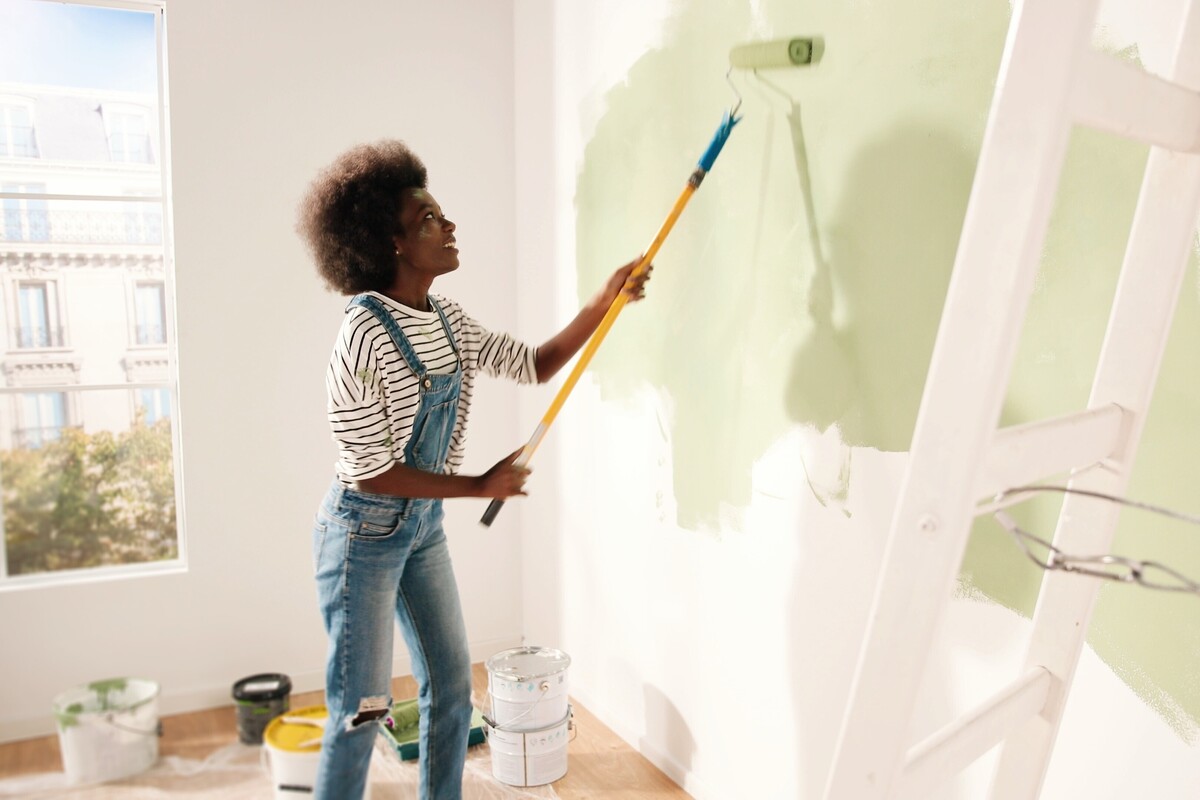 moça pintando parede 