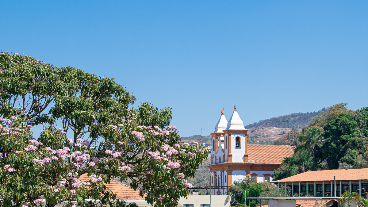 Bela paisagem em Sabará, com igreja ao centro