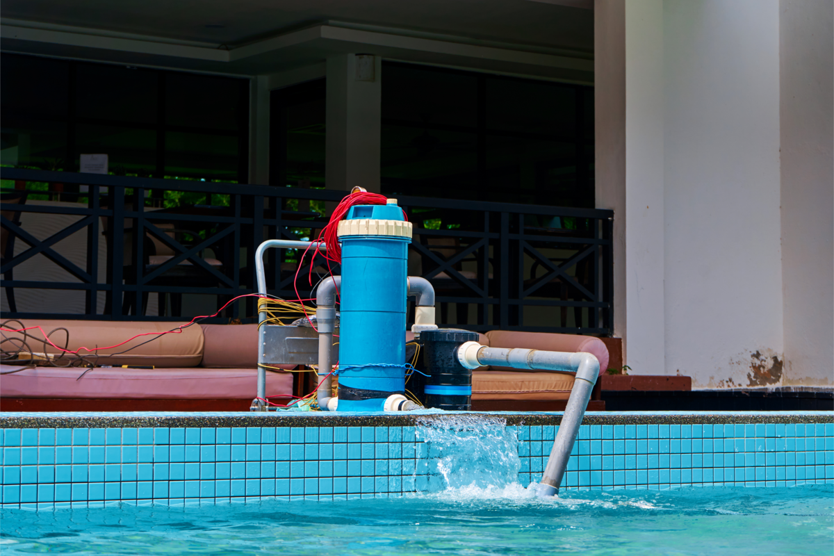Uma bomba de filtro que limpa a água da piscina